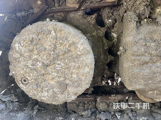 单侧履带整体(整机外观) 单侧履带整体(整机外观)