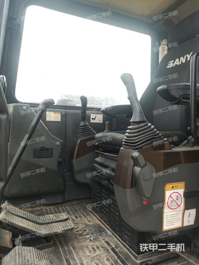 駕駛室頂部(整機(jī)外觀) 駕駛室頂部(整機(jī)外觀)