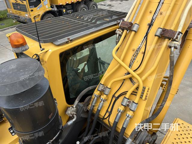 駕駛室頂部(整機(jī)外觀) 駕駛室頂部(整機(jī)外觀)