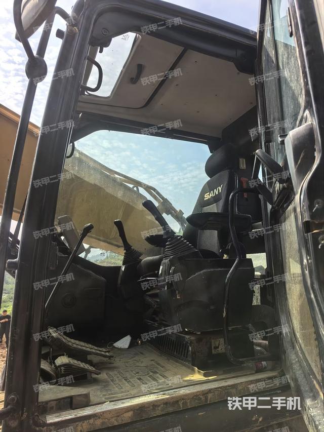 顶棚整体(驾驶室部分) 顶棚整体(驾驶室部分)