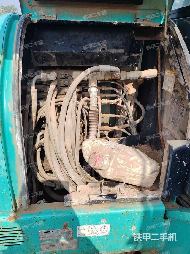 回轉馬達和主控閥(整機外觀) 回轉馬達和主控閥(整機外觀)