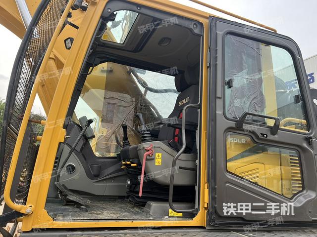 駕駛室整體(整機(jī)外觀) 駕駛室整體(整機(jī)外觀)