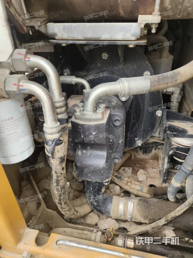 液压泵舱室正面整体(整机外观) 液压泵舱室正面整体(整机外观)