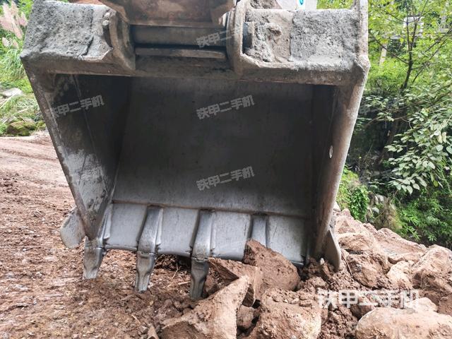 鏟斗右后整體(工作和回轉(zhuǎn)裝置) 鏟斗右后整體(工作和回轉(zhuǎn)裝置)