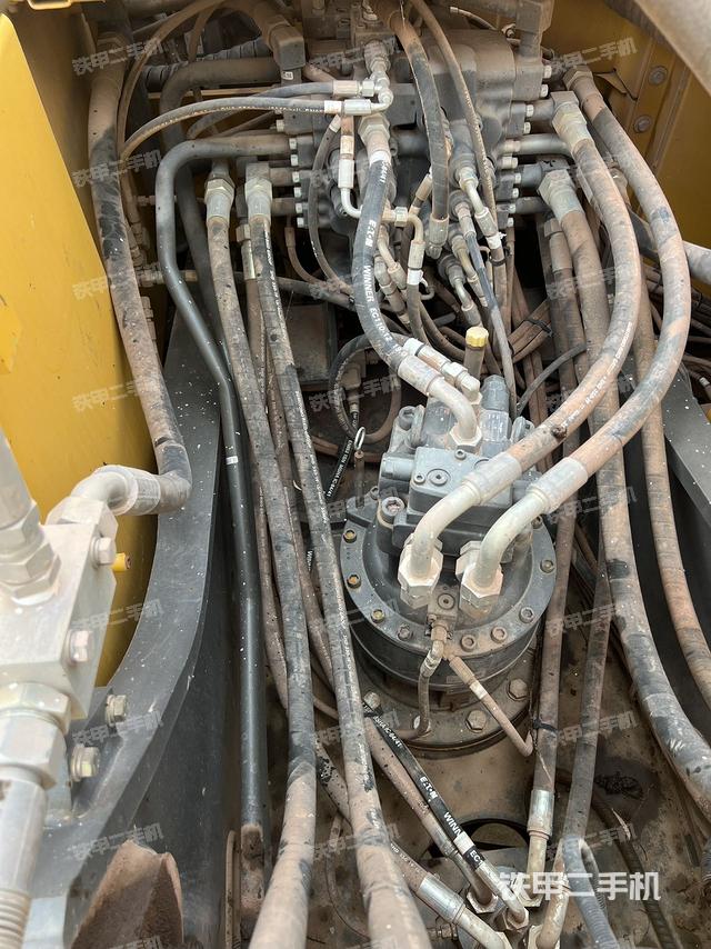 回转马达和主控阀(整机外观) 回转马达和主控阀(整机外观)