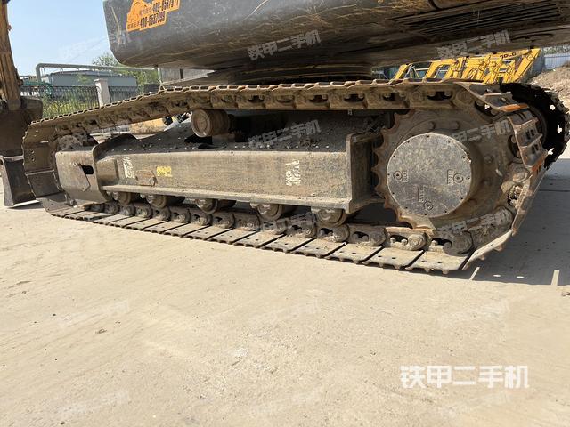 单侧履带整体(整机外观) 单侧履带整体(整机外观)