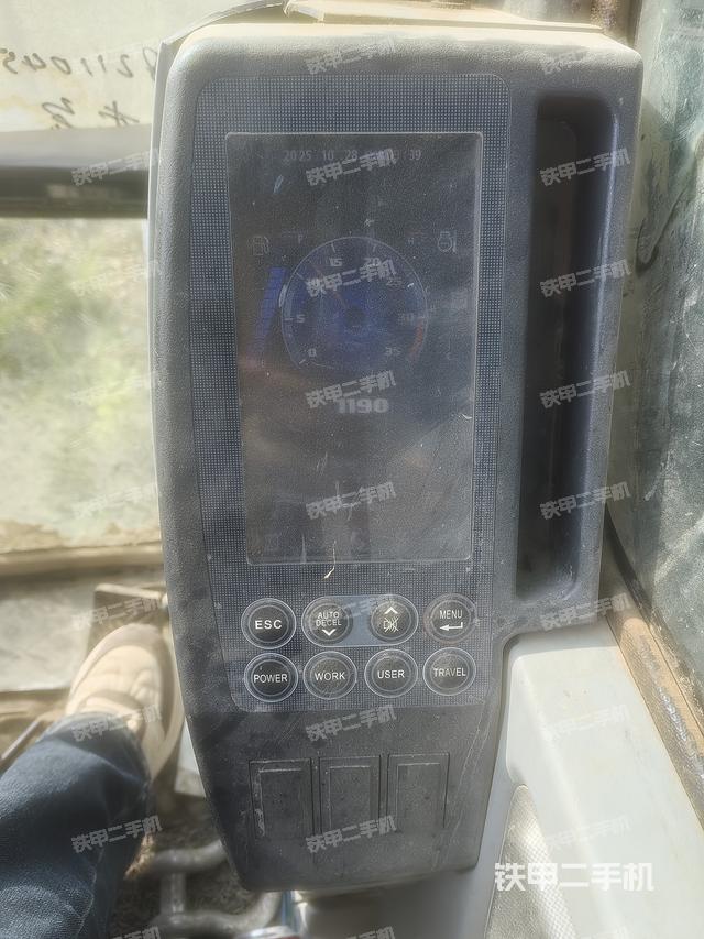 駕駛室整體(整機外觀) 駕駛室整體(整機外觀)