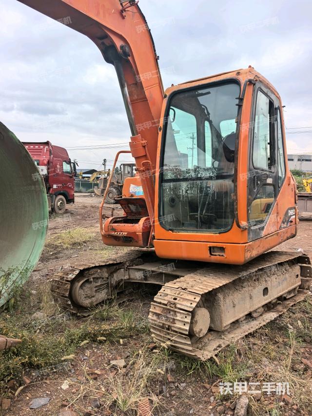 转盘和下车架正前(工作和回转装置) 转盘和下车架正前(工作和回转装置)