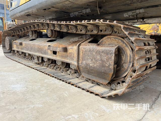 單側(cè)履帶整體(整機外觀) 單側(cè)履帶整體(整機外觀)