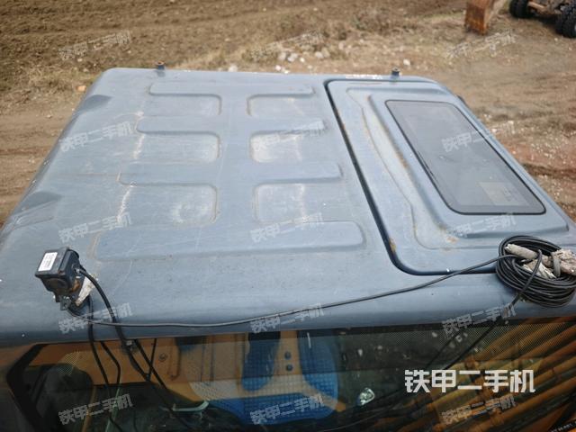 駕駛室頂部(整機(jī)外觀) 駕駛室頂部(整機(jī)外觀)