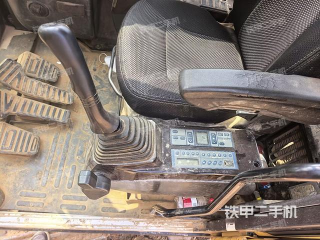 座椅左侧控制台/音响/含左手柄(驾驶室部分) 座椅左侧控制台/音响/含左手柄(驾驶室部分)