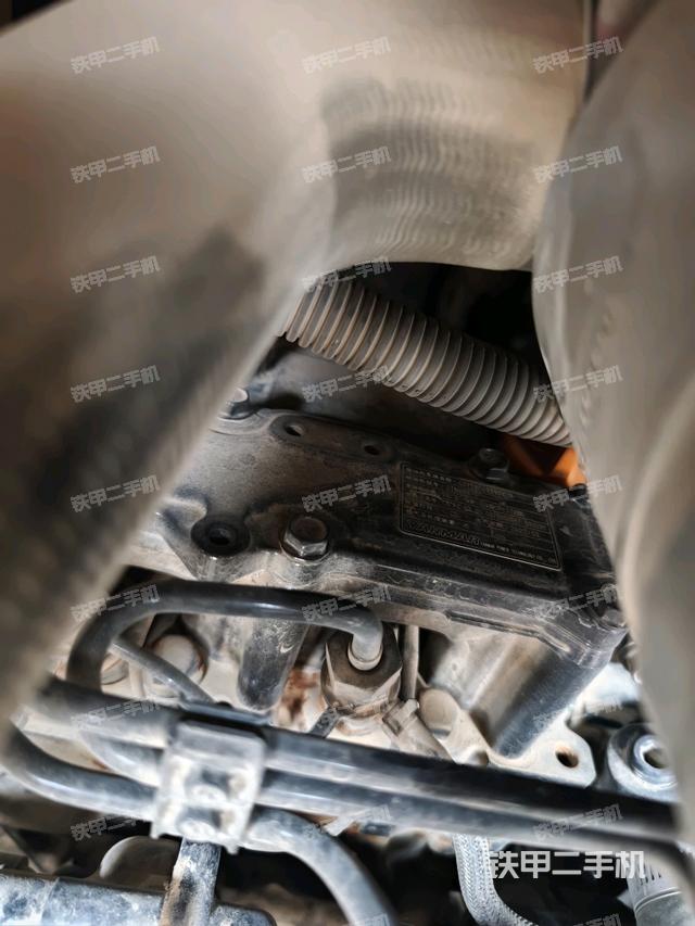 液压泵舱室正面整体(整机外观) 液压泵舱室正面整体(整机外观)