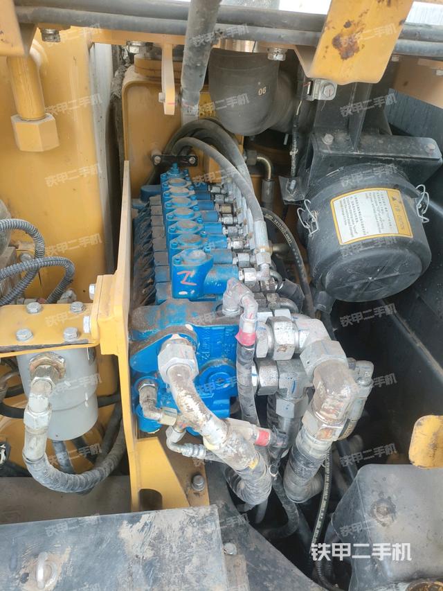 回轉(zhuǎn)馬達(dá)和主控閥(整機(jī)外觀) 回轉(zhuǎn)馬達(dá)和主控閥(整機(jī)外觀)