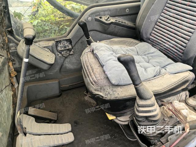 座椅左侧控制台/音响/含左手柄（驾驶室部分）