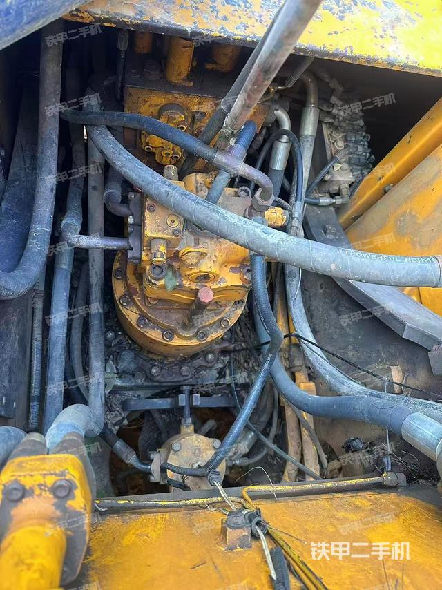 回轉(zhuǎn)馬達(dá)和主控閥（整機(jī)外觀）