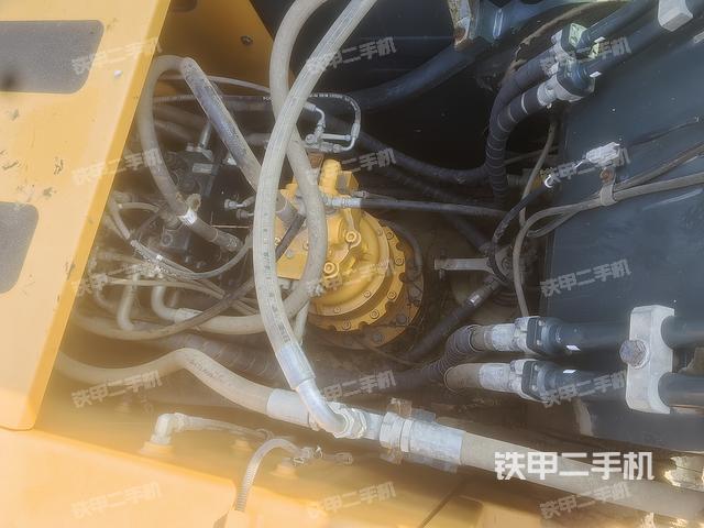 回轉馬達和主控閥(整機外觀) 回轉馬達和主控閥(整機外觀)