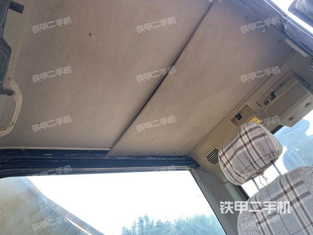 駕駛室頂部(整機(jī)外觀) 駕駛室頂部(整機(jī)外觀)