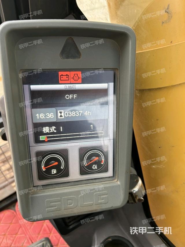 駕駛室頂部(整機(jī)外觀) 駕駛室頂部(整機(jī)外觀)