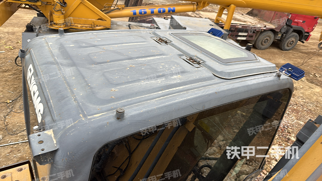 驾驶室顶部(整机外观) 驾驶室顶部(整机外观)