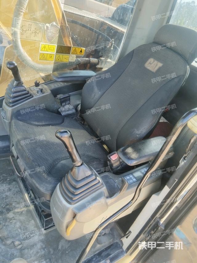 右側(cè)玻璃角標(駕駛室部分) 右側(cè)玻璃角標(駕駛室部分)