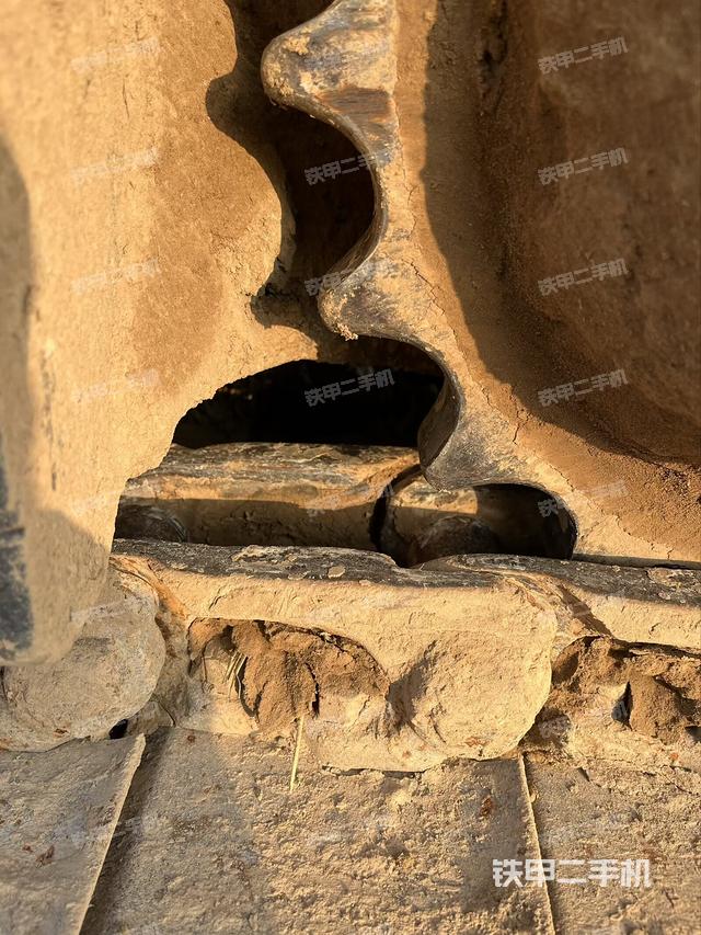 單側(cè)履帶整體(整機外觀) 單側(cè)履帶整體(整機外觀)