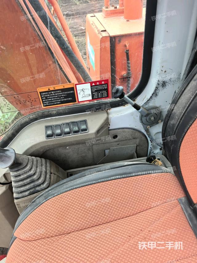 座椅左侧控制台/音响/含左手柄(驾驶室部分) 座椅左侧控制台/音响/含左手柄(驾驶室部分)