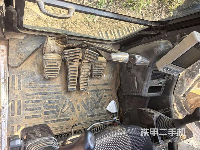 行走控制手柄和踏板 俯拍(驾驶室部分) 行走控制手柄和踏板 俯拍(驾驶室部分)