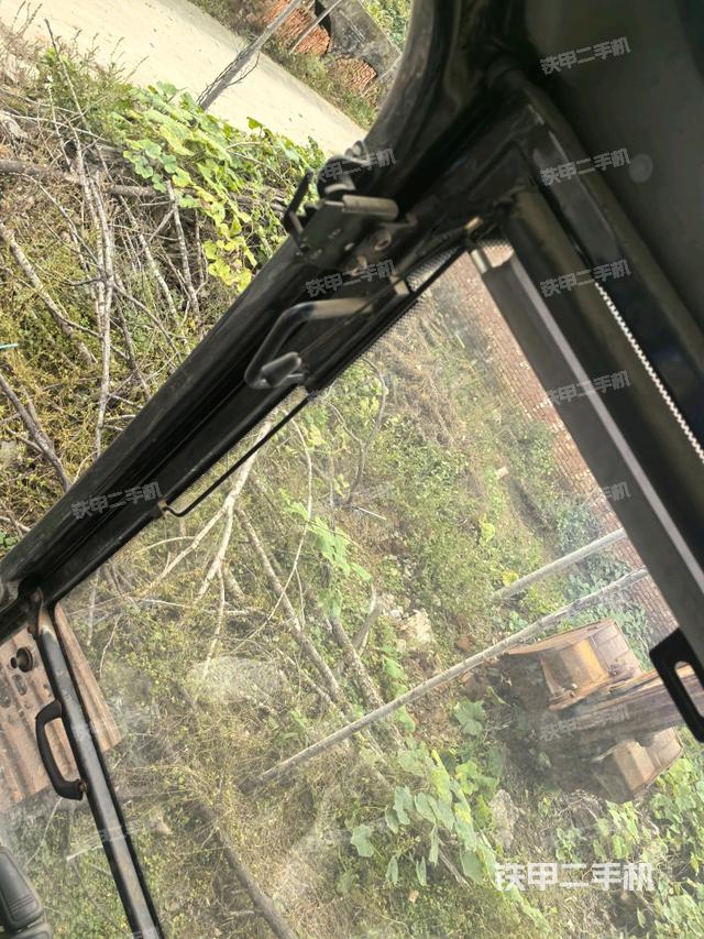 行走控制手柄和踏板?俯拍(駕駛室部分) 行走控制手柄和踏板?俯拍(駕駛室部分)