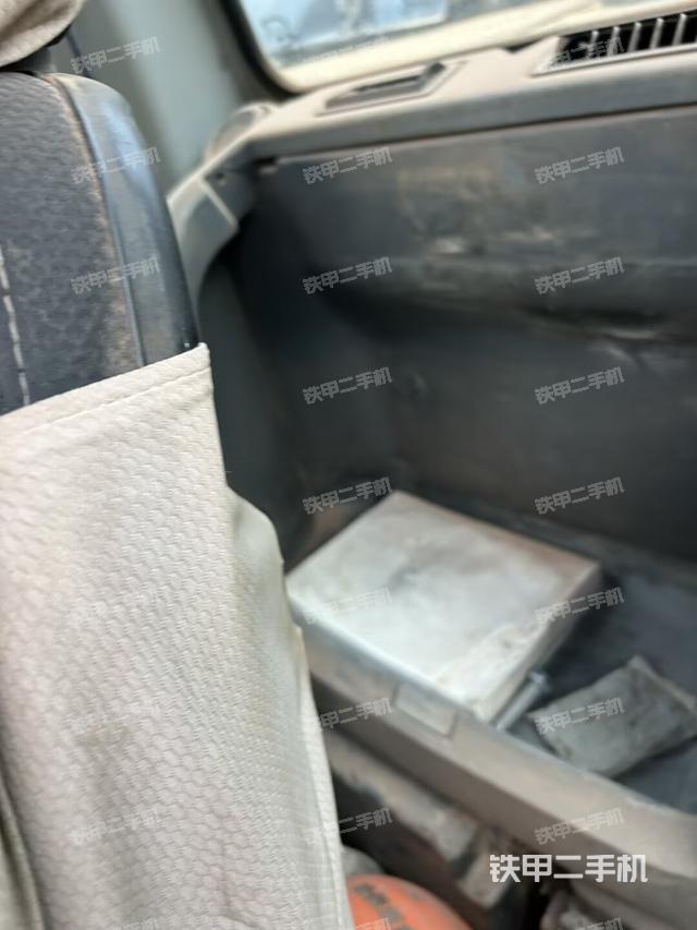 行走控制手柄和踏板?俯拍(駕駛室部分) 行走控制手柄和踏板?俯拍(駕駛室部分)