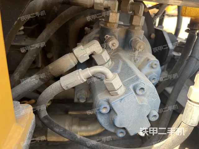 液压泵舱室正面整体(整机外观) 液压泵舱室正面整体(整机外观)