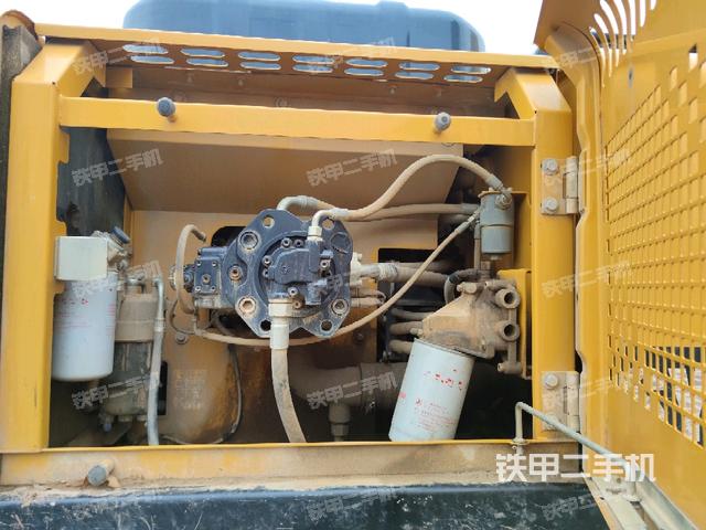 液压泵舱室正面整体(整机外观) 液压泵舱室正面整体(整机外观)