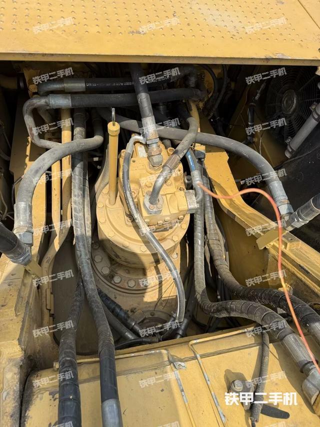 回转马达和主控阀(整机外观) 回转马达和主控阀(整机外观)