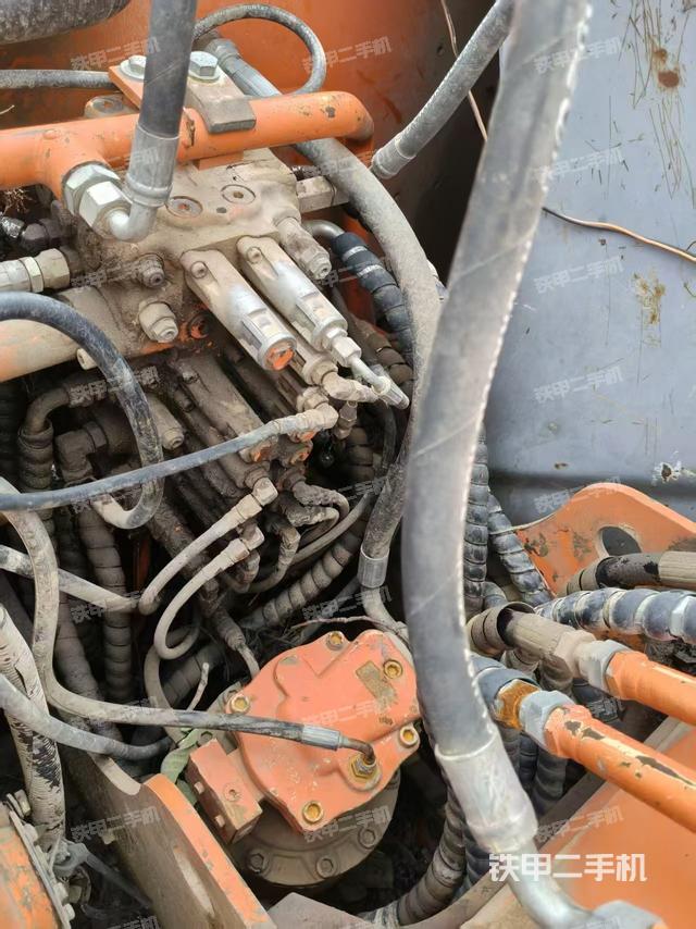 回轉(zhuǎn)馬達(dá)和主控閥(整機(jī)外觀) 回轉(zhuǎn)馬達(dá)和主控閥(整機(jī)外觀)