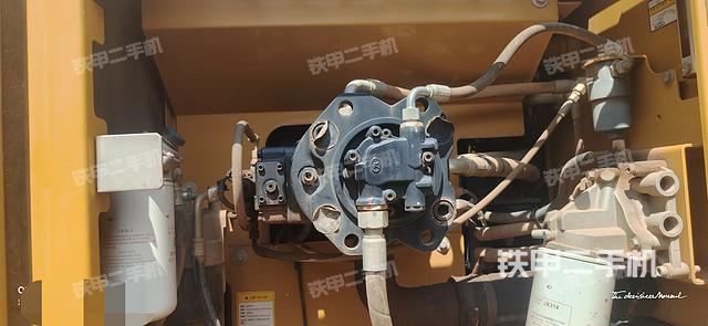 液壓泵艙室正面整體(整機(jī)外觀) 液壓泵艙室正面整體(整機(jī)外觀)