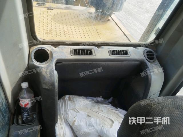 行走控制手柄和踏板?俯拍(駕駛室部分) 行走控制手柄和踏板?俯拍(駕駛室部分)