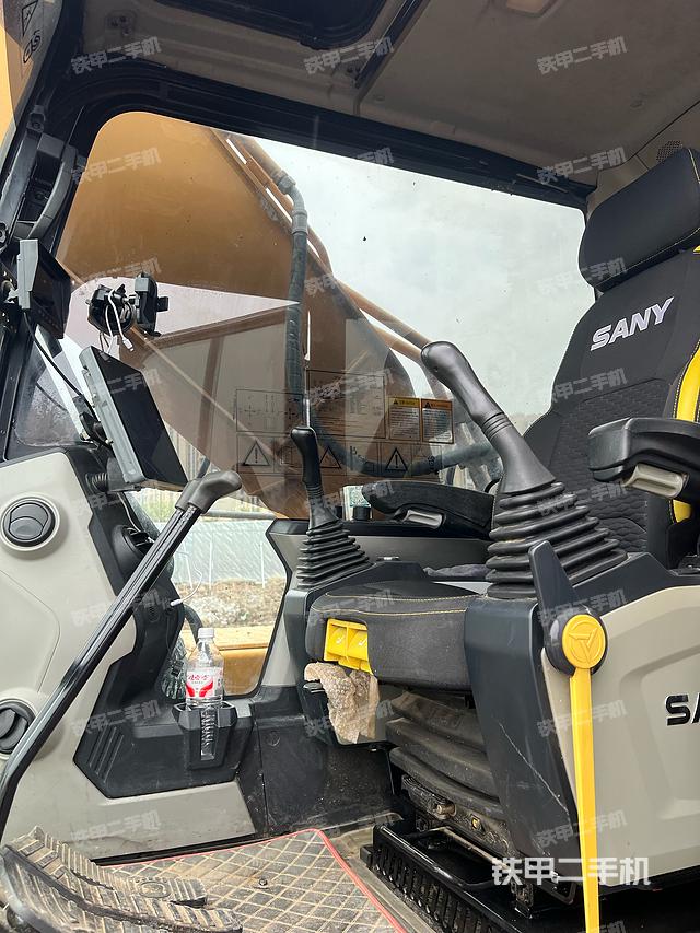 驾驶室整体(整机外观) 驾驶室整体(整机外观)