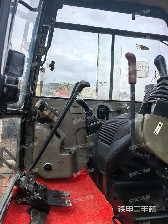 行走控制手柄和踏板 俯拍(驾驶室部分) 行走控制手柄和踏板 俯拍(驾驶室部分)