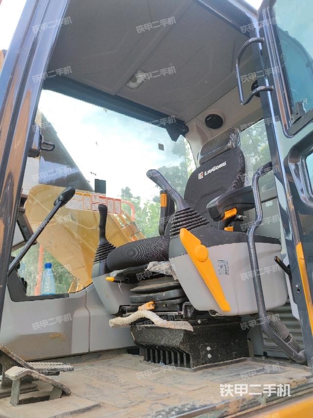 驾驶室整体(整机外观) 驾驶室整体(整机外观)