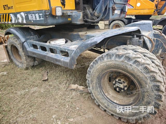 液压泵舱室正面整体(整机外观) 液压泵舱室正面整体(整机外观)