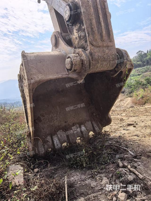 铲斗右后整体(工作和回转装置) 铲斗右后整体(工作和回转装置)