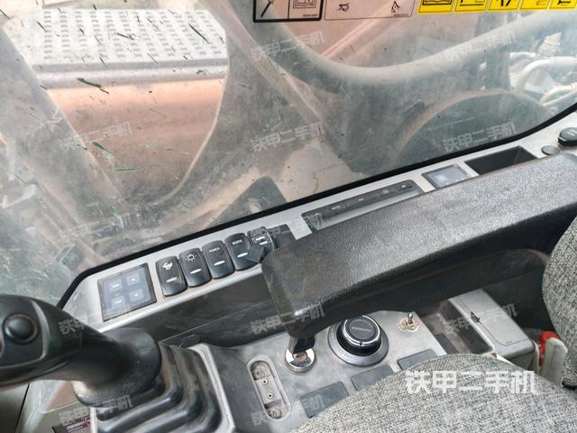 座椅右側(cè)控制臺/鑰匙門/油門/含右手柄(駕駛室部分) 座椅右側(cè)控制臺/鑰匙門/油門/含右手柄(駕駛室部分)