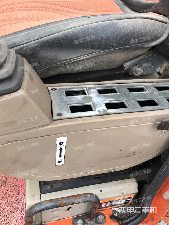 座椅右侧控制台/钥匙门/油门/含右手柄(驾驶室部分) 座椅右侧控制台/钥匙门/油门/含右手柄(驾驶室部分)