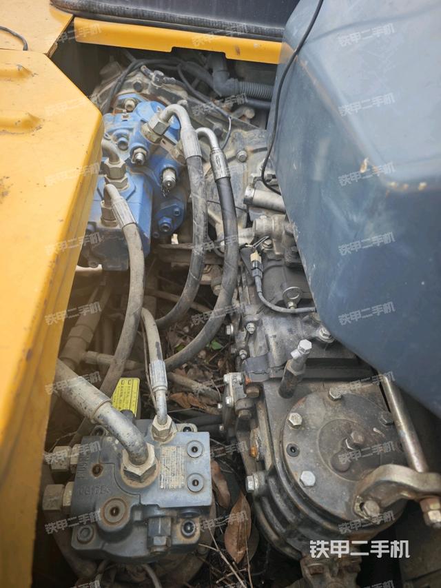 回轉(zhuǎn)馬達(dá)和主控閥(整機(jī)外觀) 回轉(zhuǎn)馬達(dá)和主控閥(整機(jī)外觀)