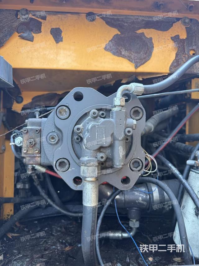 液压泵舱室正面整体(整机外观) 液压泵舱室正面整体(整机外观)