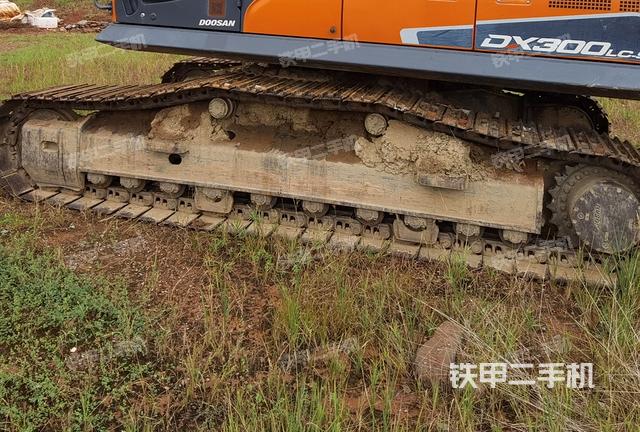 单侧履带整体(整机外观) 单侧履带整体(整机外观)