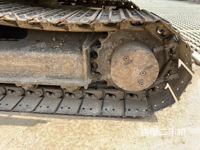 單側(cè)履帶整體(整機外觀) 單側(cè)履帶整體(整機外觀)