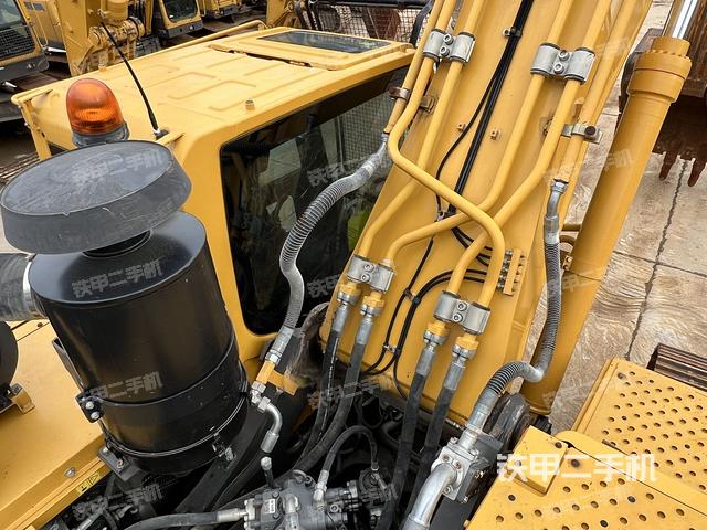 駕駛室頂部(整機(jī)外觀) 駕駛室頂部(整機(jī)外觀)