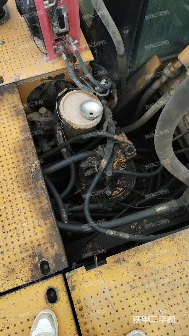 回转马达和主控阀(整机外观) 回转马达和主控阀(整机外观)