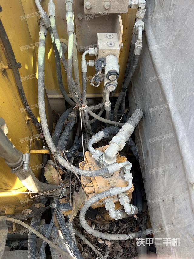 回转马达和主控阀(整机外观) 回转马达和主控阀(整机外观)