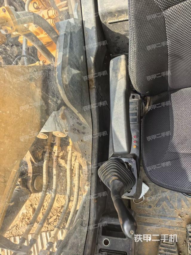 座椅右侧控制台/钥匙门/油门/含右手柄(驾驶室部分) 座椅右侧控制台/钥匙门/油门/含右手柄(驾驶室部分)